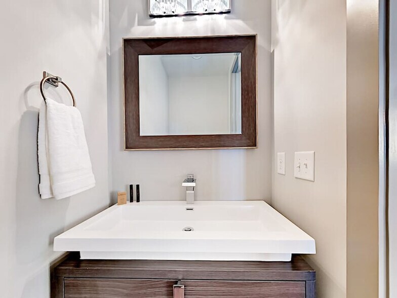 Building Photo - 2125 8th Ave S