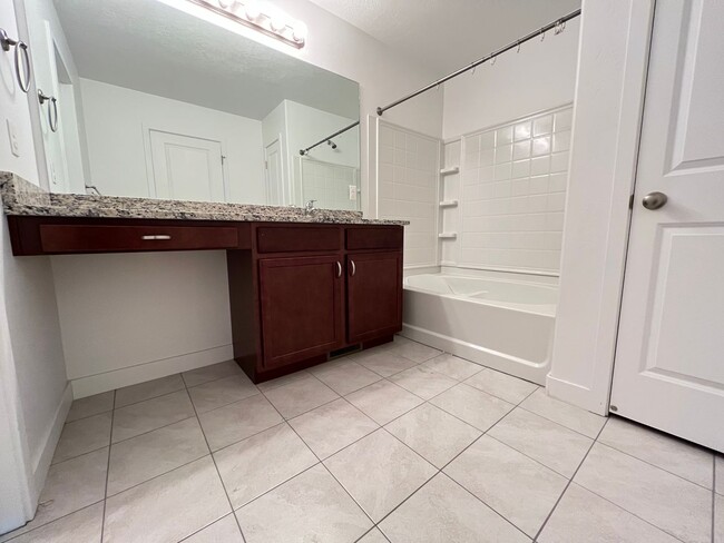 Building Photo - 3 Bedroom/2 Bathroom Townhome In Bluffdale