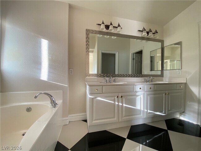 Building Photo - 175 Real Long Way