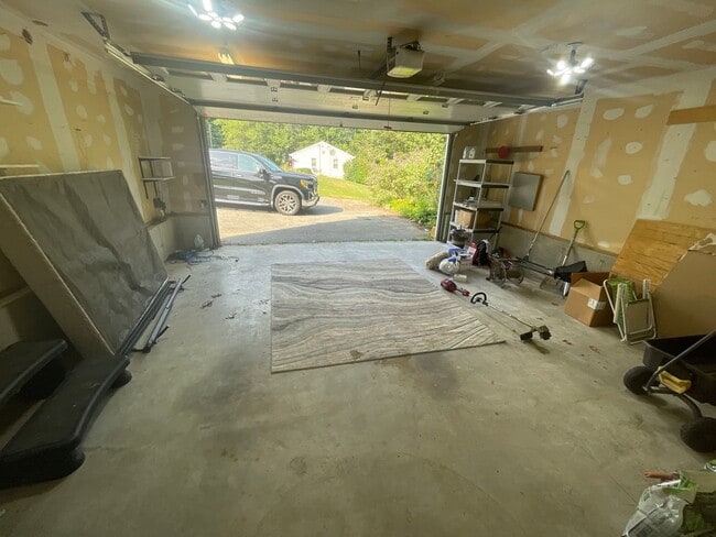 Building Photo - For Rent – 4 Bed, 2 Bath Home w/ Garage & ...