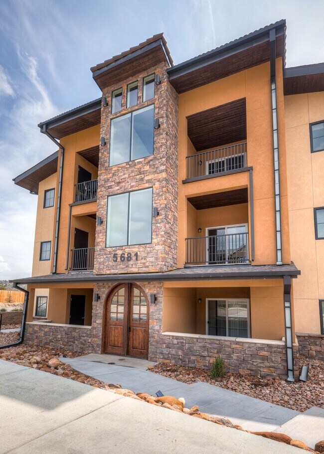 Building Photo - 1 bed, 1 bath Top Floor near Garden of the Gods
