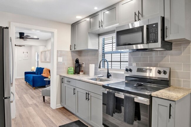 Building Photo - Furnished Downtown Pensacola Home For Rent