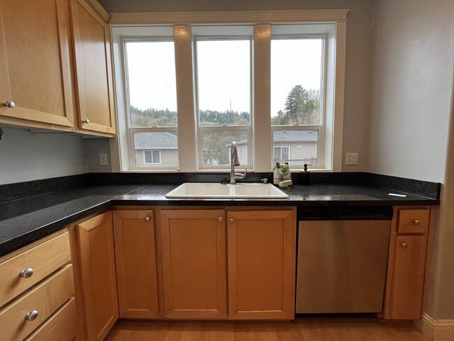 Building Photo - Modern Townhome Near OHSU with 3 Bedrooms Each with Private En-Suite Bath