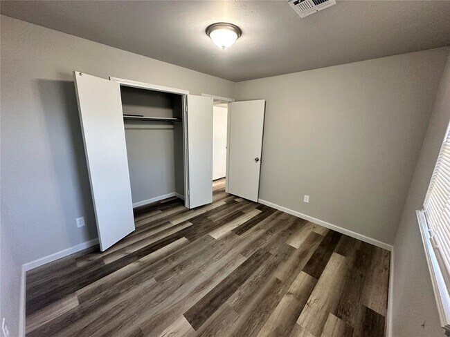 Building Photo - 941 Cooper Ln