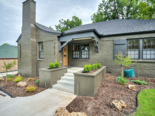 Building Photo - Luxury Living in the Heart of Tulsa