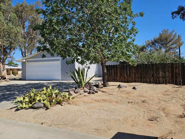 Building Photo - House For Rent