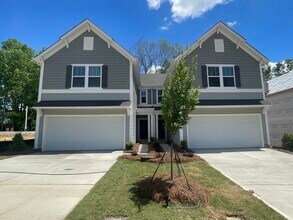 Building Photo - On quiet, dead end Street 3 bedroom 2 1/2 bath townhome