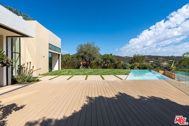 Building Photo - 2501 Banyan Dr