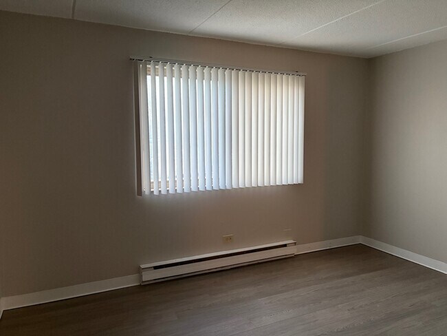 Building Photo - 230 Springhill Dr