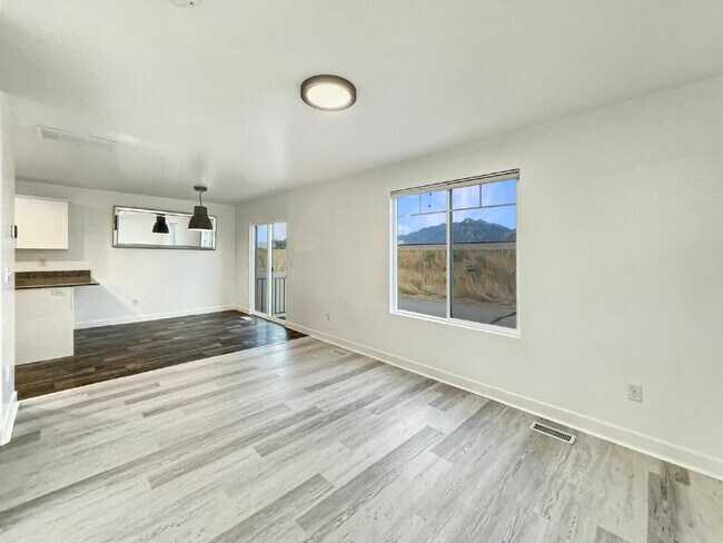 Building Photo - Beautiful Townhouse in Draper - 3 BD 2.5 BA 2 GA - 2250 Square Feet