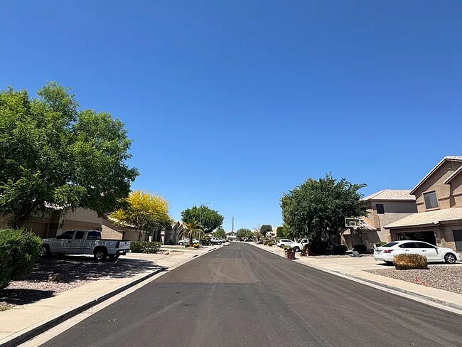 Building Photo - 8937 W Lone Cactus Dr