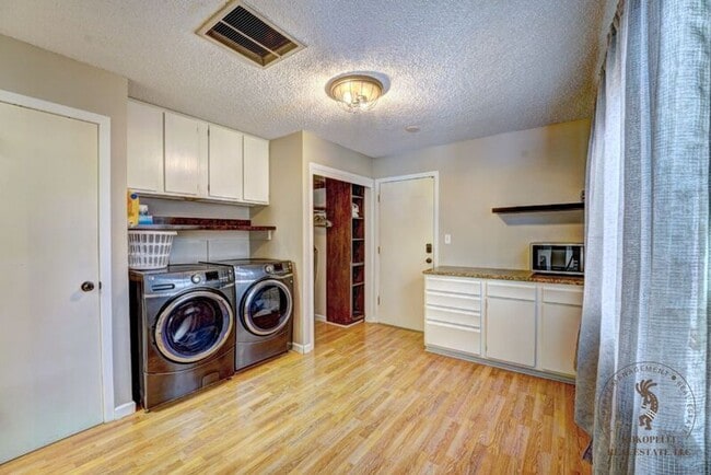 Building Photo - 1020 Lakeside Ct