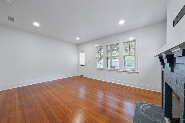 Building Photo - 1104 W 22nd St