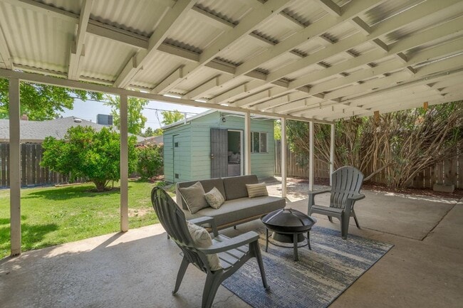 Building Photo - Charming Mid-Century Home with Detached St...