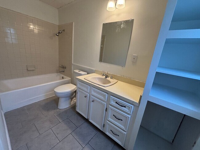 Building Photo - CHARMING UPDATED HOME IN MCRARY'S SOUTHERN HILLS