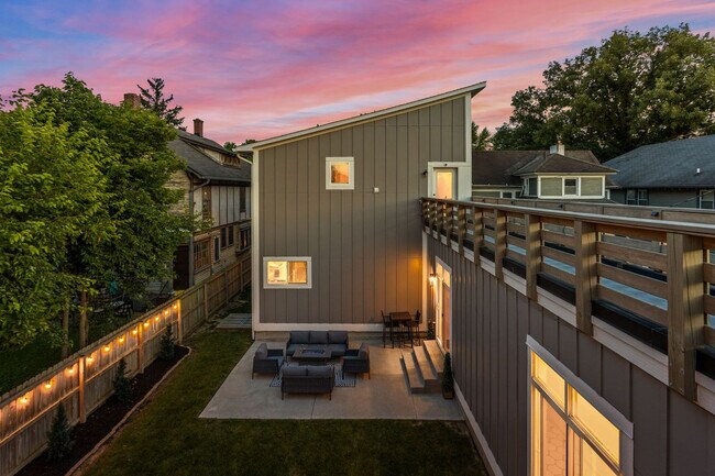 Building Photo - 1616 Pleasant St