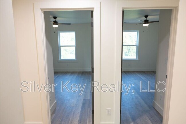 Building Photo - 1985 US-411