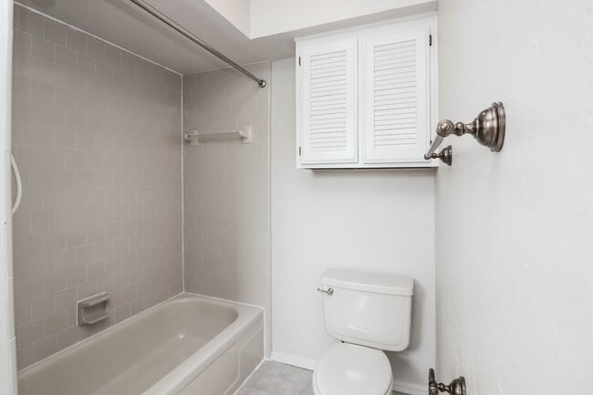 Building Photo - Lovely South Tulsa location close to shopping and restaurants