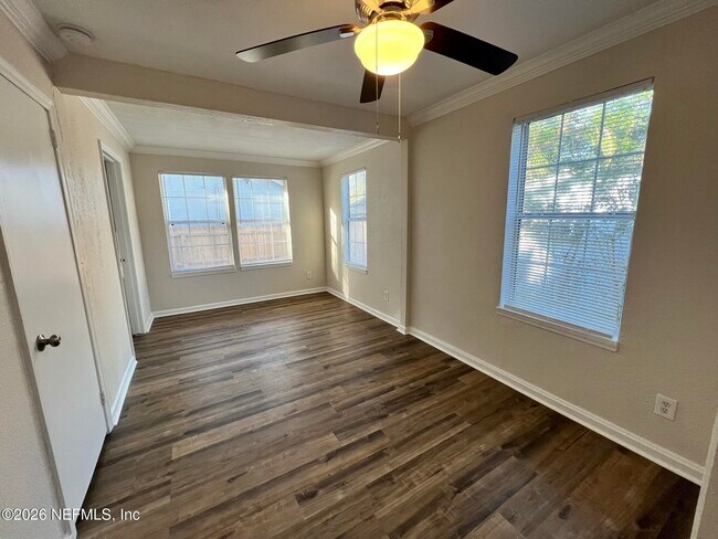 Building Photo - 4550 Crescent St