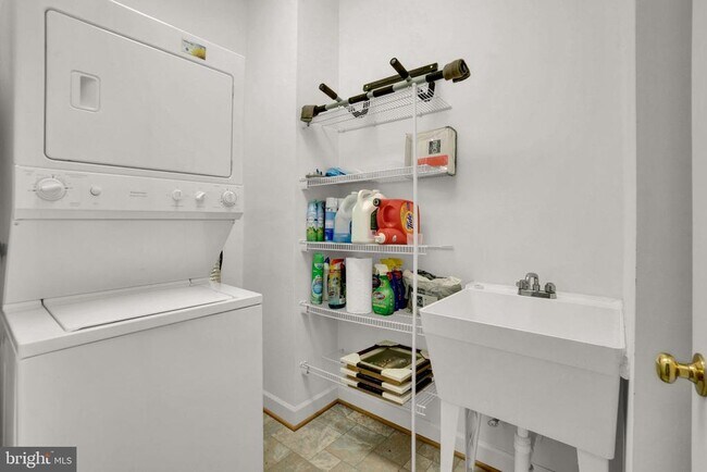 Building Photo - 2460 Eastbourne Dr