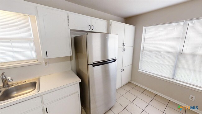 Building Photo - 2402 Lazy Ridge Dr