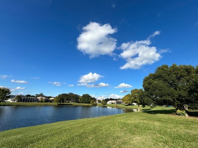 Building Photo - Waterfront Pool Home in Waterford Lakes