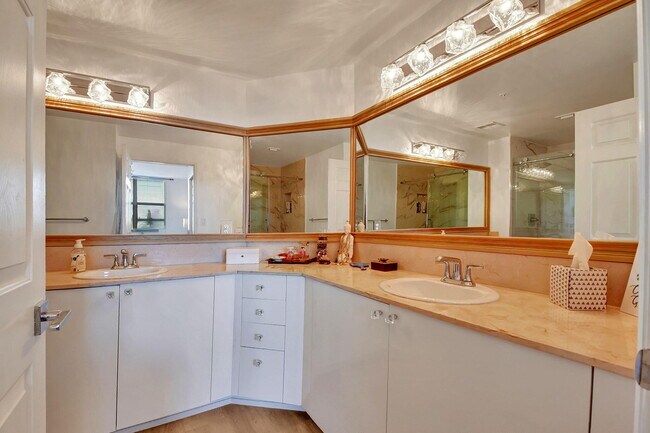 Building Photo - 802 W Windward Way