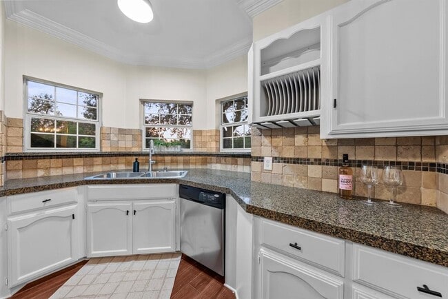 Building Photo - 320 Woodland Oaks Trail