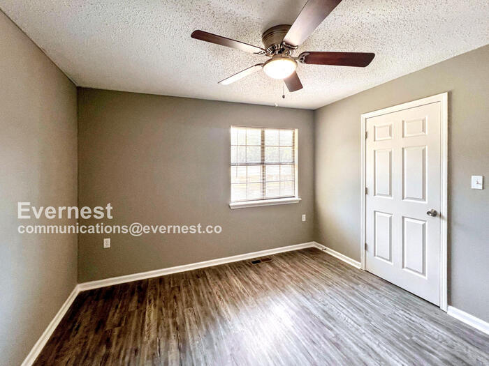Building Photo - 1800 Labette Manor Dr