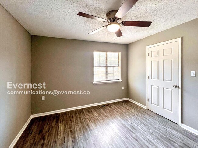 Building Photo - 1800 Labette Manor Dr