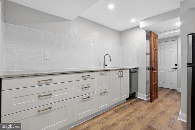 Building Photo - 32 Farragut Pl NW