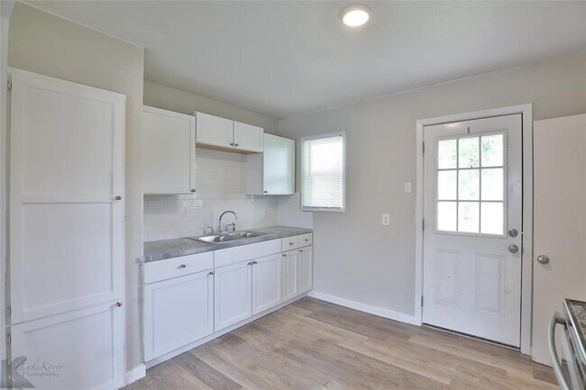 Building Photo - 1202 S San Jose Dr