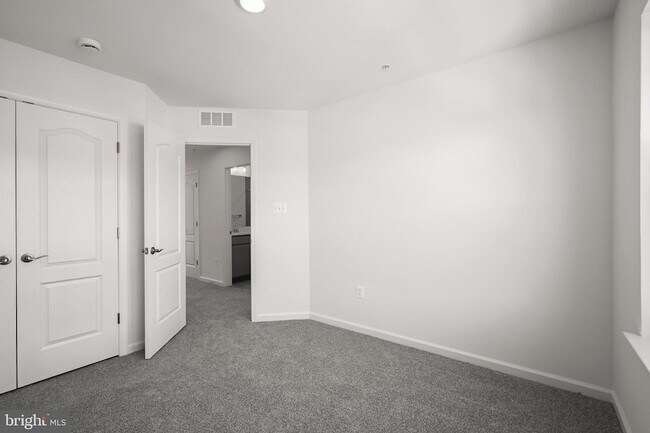 Building Photo - 643 Eastland Row