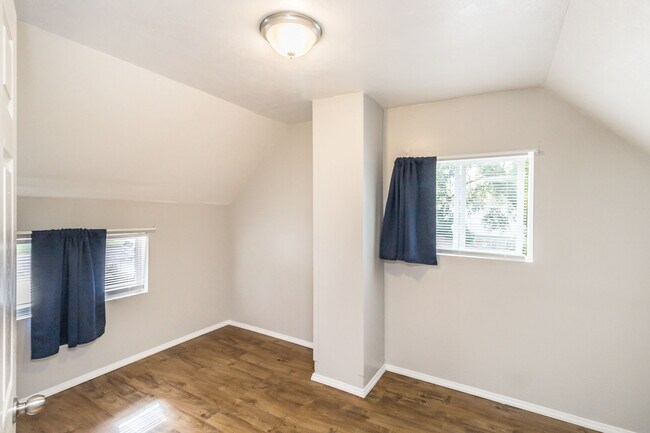 Building Photo - 1324 W Sioux St