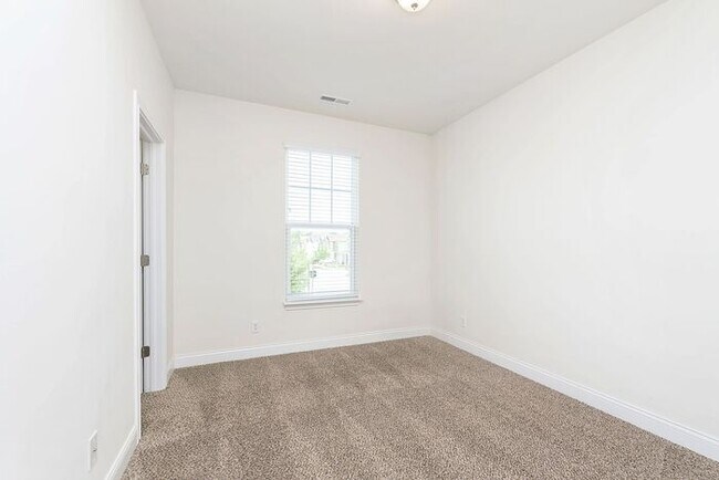 Building Photo - Beautiful Three Bedroom in Carmel!