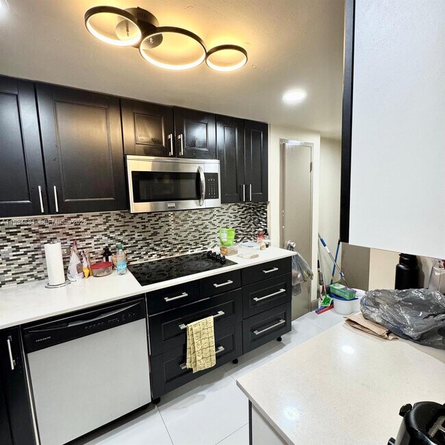 Building Photo - 999 Brickell Bay Dr