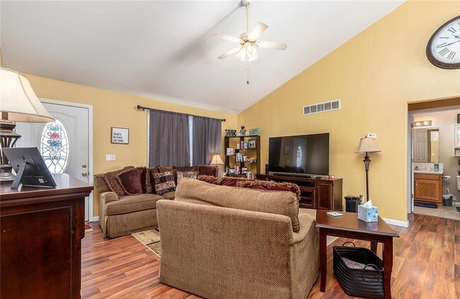 Building Photo - Beautiful 3 Bedroom, 2 Bathroom Home in No...