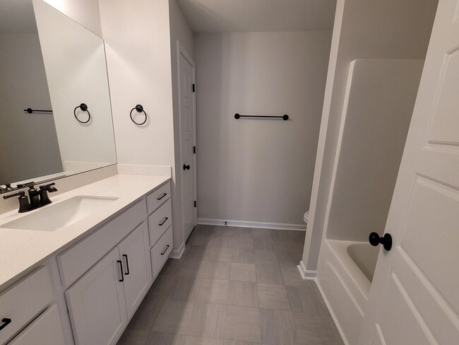 Building Photo - Modern townhome in beautiful Mallory Creek Subdivision