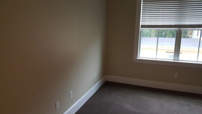 Building Photo - 2 Silver St