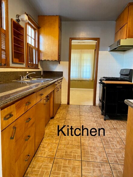 Kitchen with granite countertops - 948 N Howard St