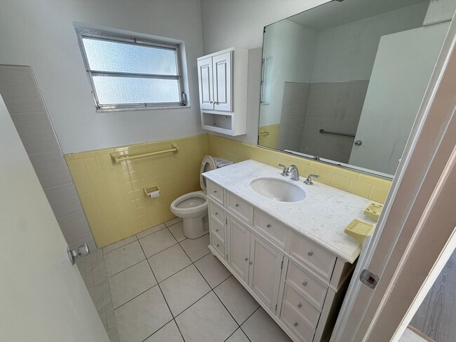 Building Photo - 6805 NW 75th Dr