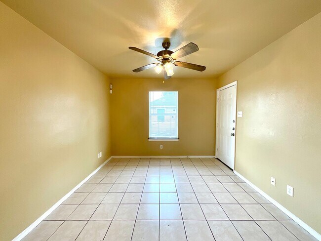 Building Photo - **MOVE IN SPECIAL** Convenient & Low-Maintenance Living Near St. Mary’s University!