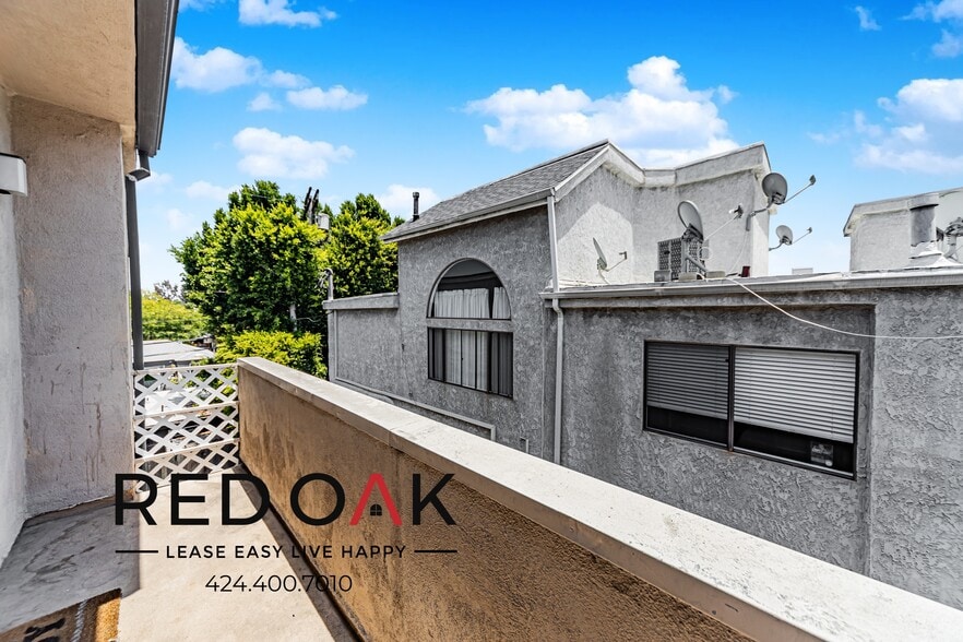 Building Photo - 10741 Moorpark St