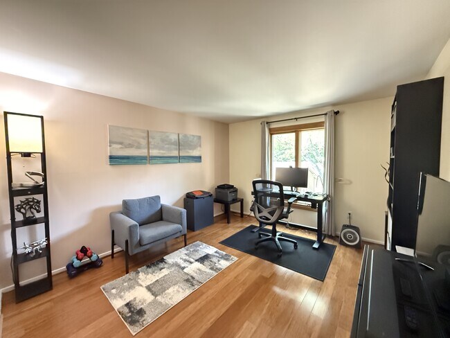 Building Photo - 772 Greenhills Dr