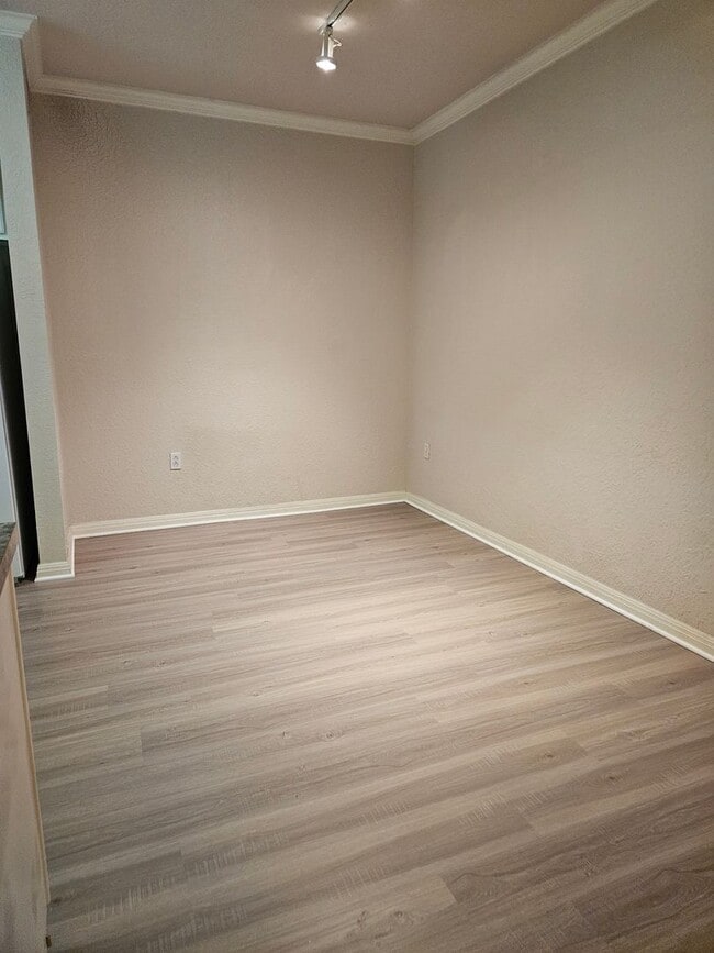 Building Photo - $600 Deposit*Spacious 1 BDRM Condo Downtown!