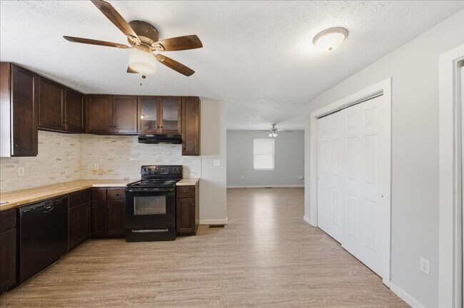 Building Photo - 2819 N Gladstone Ave