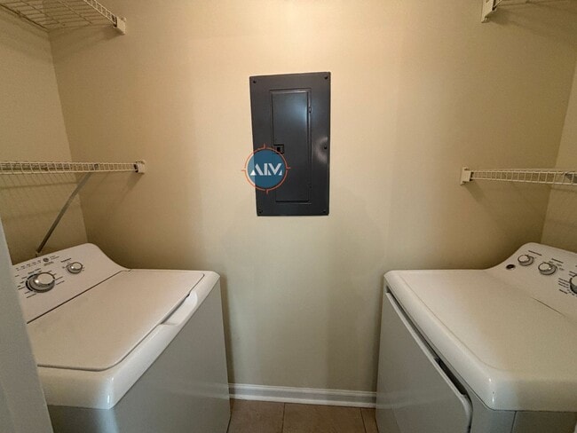Building Photo - Spacious 3-Bedroom Villa in Woodbridge – T...