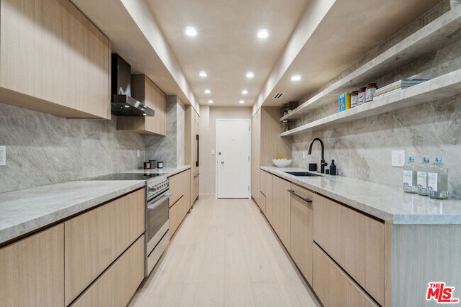 Building Photo - 818 N Doheny Dr