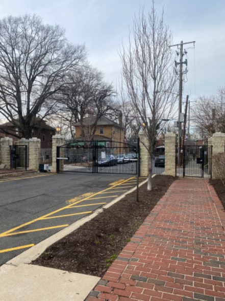 Building Photo - 3214 8th St SE