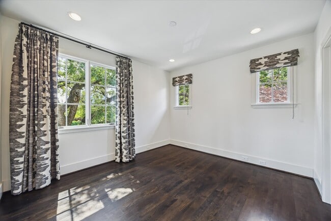 Building Photo - 3214 Westheimer Rd